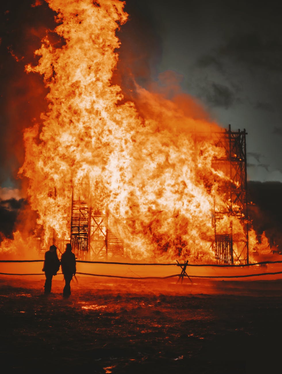 Building on fire in Valencia kills many