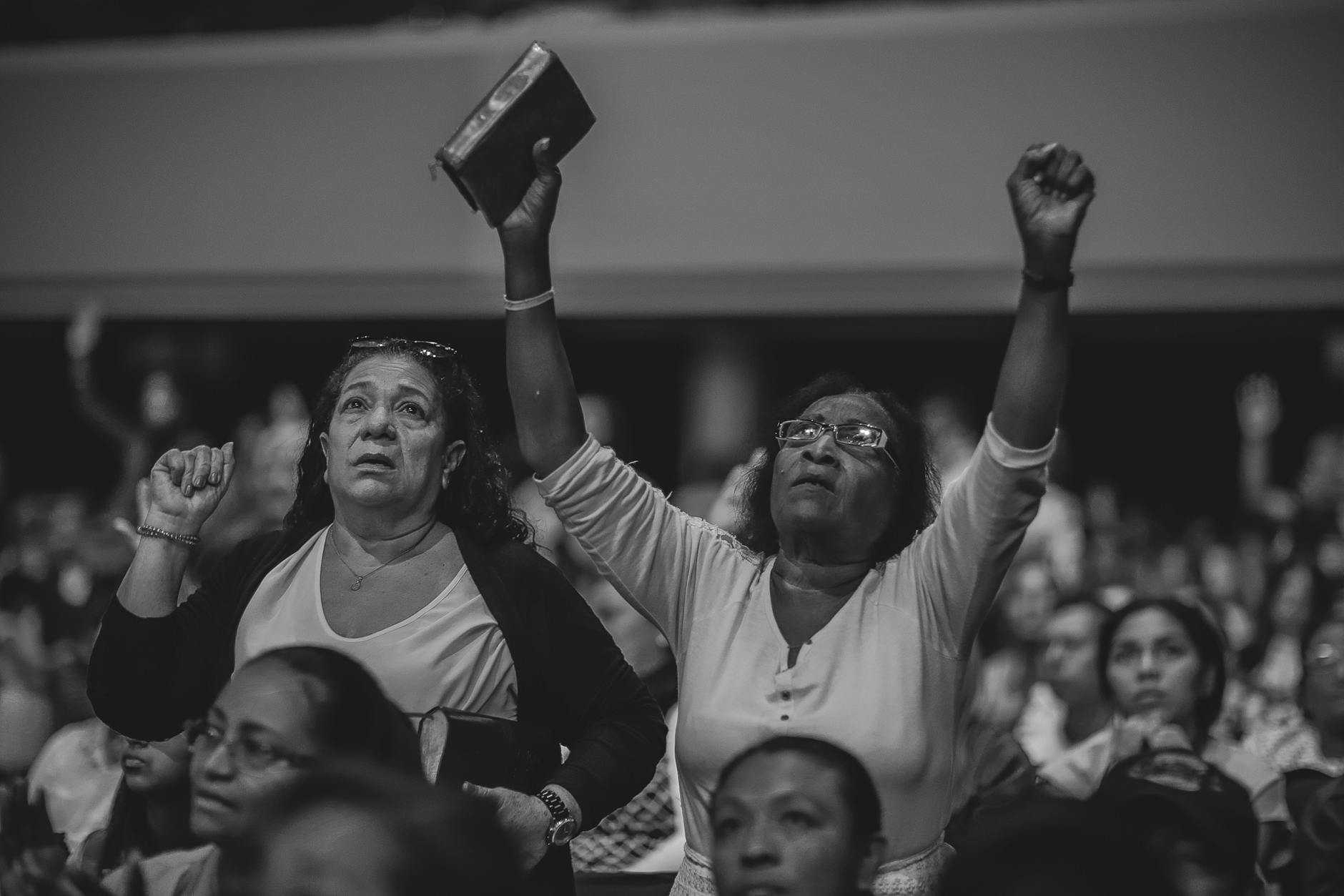 Be praised, our great and mighty God!