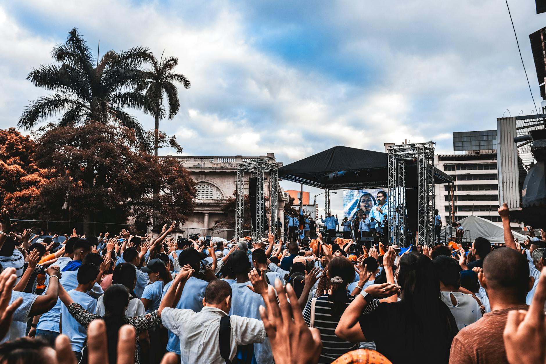 All praise be to God alone!