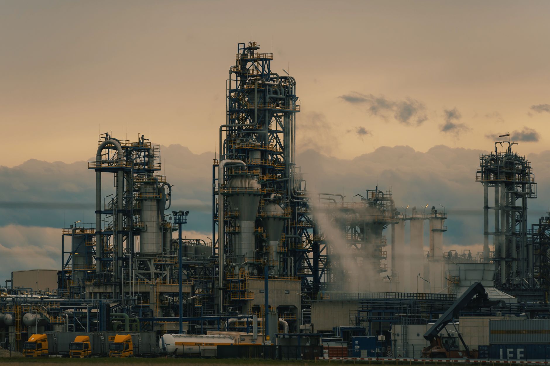 Ukraine Shuts Down Moscow Refinery as Zelenskyy Coordinates Peace Push with Trump